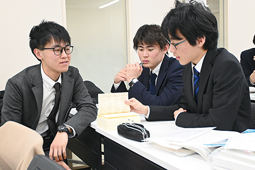 サークルでの法律討論会や模擬裁判。