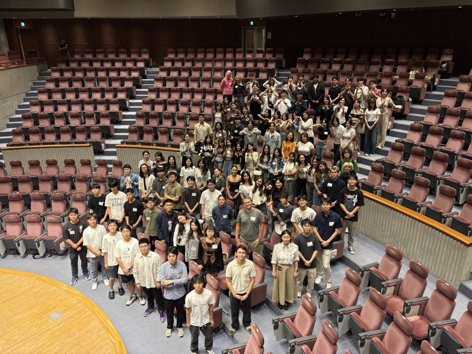 The School of Political Science and Economics held a welcome party for its new students!