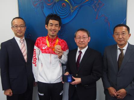 理工OB 多川知希選手（リオパラリンピック4×100リレー 銅メダル）が、リオパラリンピックの学術院長報告を行いました