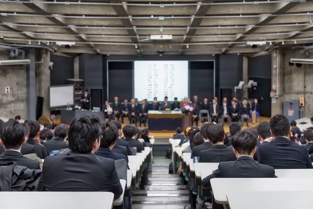57号館2階大教室で行われた学位授与式（情報理工学科／情報理工・情報通信専攻）
