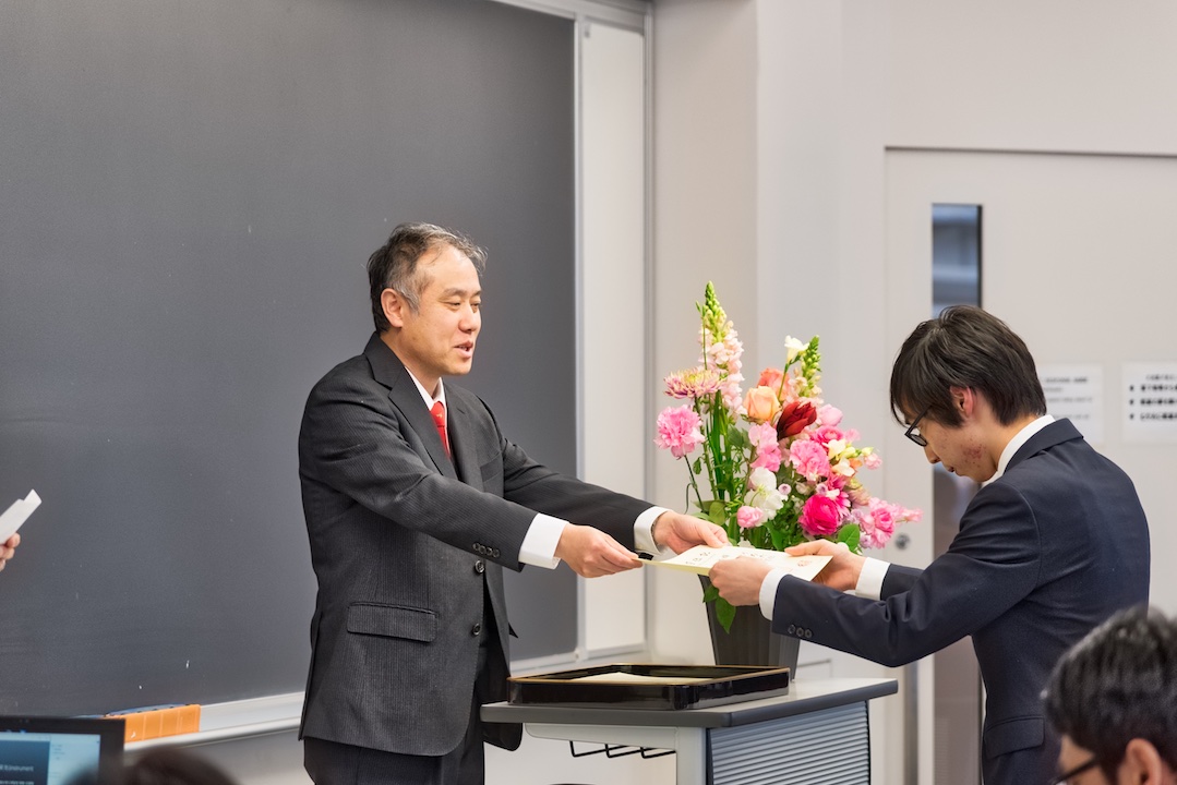 学位記の授与（応用物理学科）