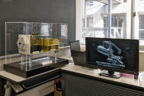 高エネルギー電子、ガンマ線観測装置「CALET」の1/4模型展示。