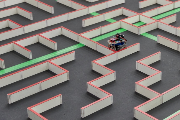 迷路を自律的に走破する「マイクロマウス」。