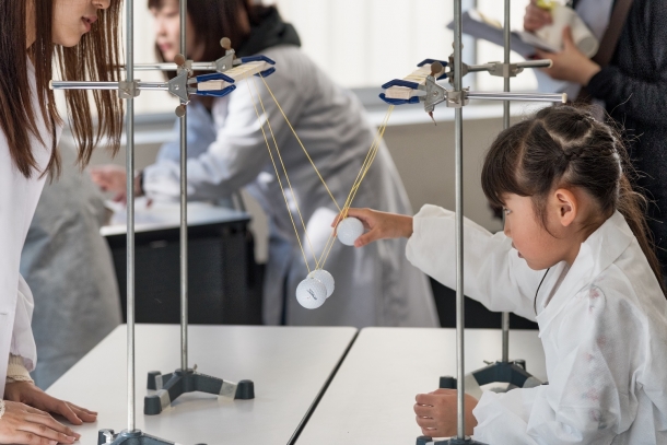 「キッズラボ」。多くの子どもが実験や工作を楽しみました。