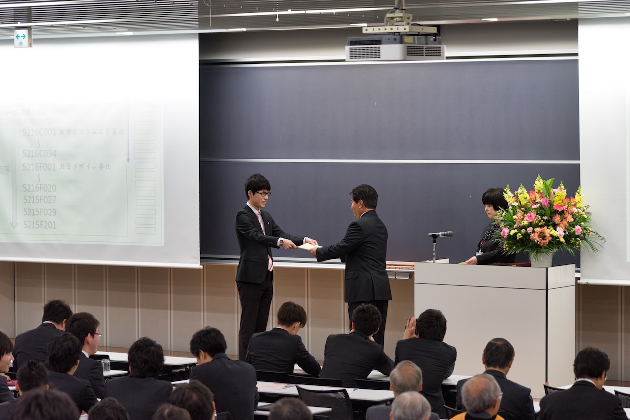 学位記の授与(経営デザイン専攻)