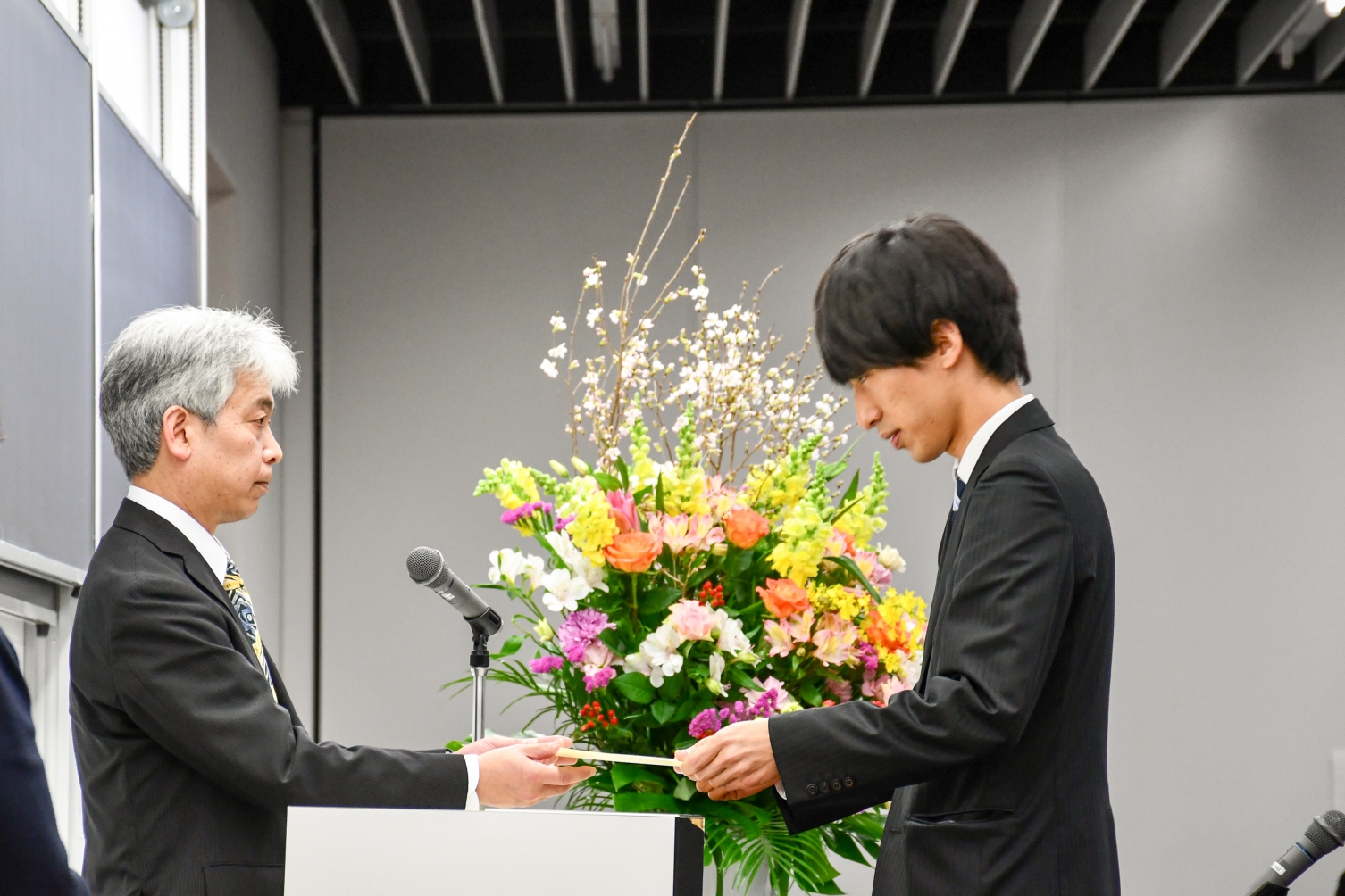 学位記の授与（応用化学科／応用化学専攻）