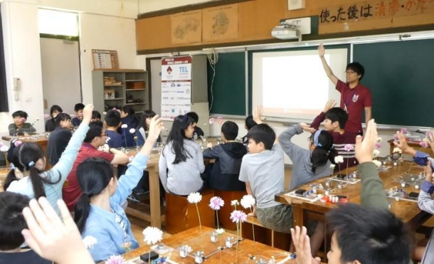 積極的に手を挙げて質問に答える参加者(台北日本人学校にて)