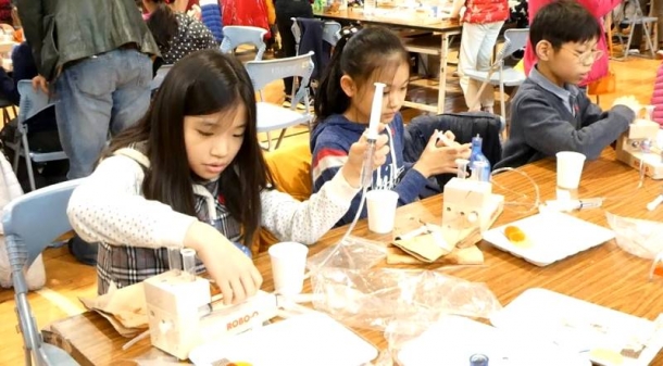 空気を抜きながら水を充填させるのが難しい(台北市士林区天母国民小学校にて)