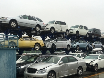 集められた廃車の陳列