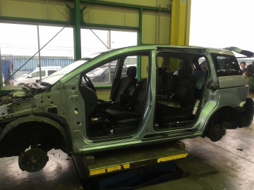 廃車の解体作業