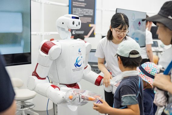 【大阪万博】未来の暮らしを体感！人間協調 AI ロボット「AIREC」がムーンショットパークに登 場