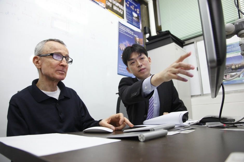数物系科学拠点の滝沢研二教授とジョイント・アポイントメント