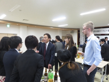 開所式に参加した早稲田大学の大学院生や留学生と談笑する遠藤広野町長