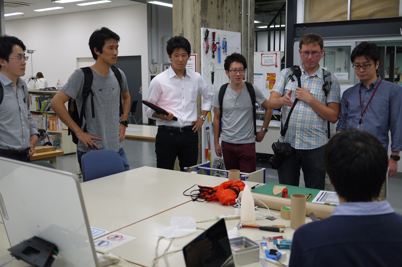 「ものづくり工房」を訪問し、ROBOSTEPやマイクロマウスなどテックギークな学生とギークな交流