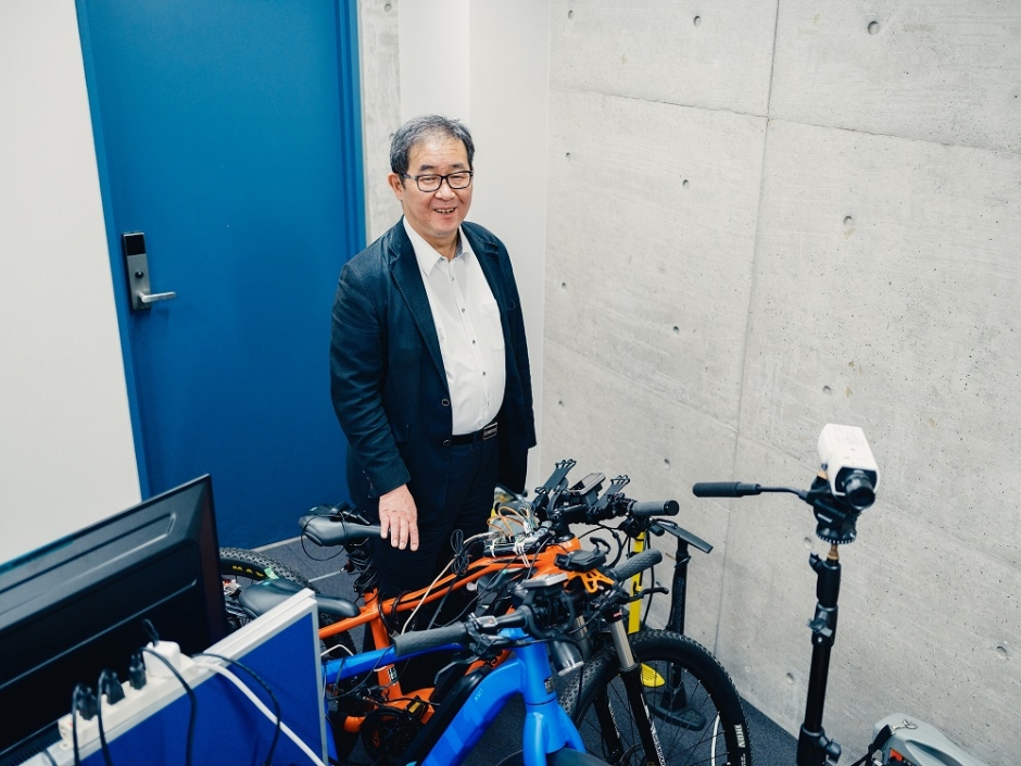 “当たり前”に利用される画像通信技術で社会に大きく貢献する / Making Contributions to Smart Society through Visual Communication Technology Used as “New Normal”【基幹理工学部 情報通信学科・甲藤二郎教授】