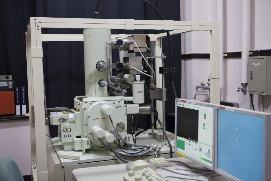 電界放出形走査電子顕微鏡　