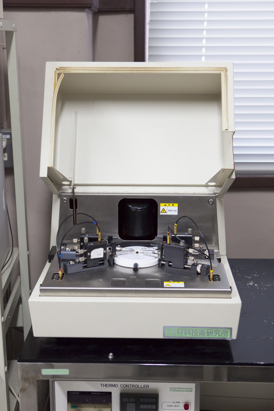 ホール効果測定器