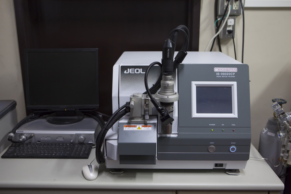 クロスセクションポリッシャ