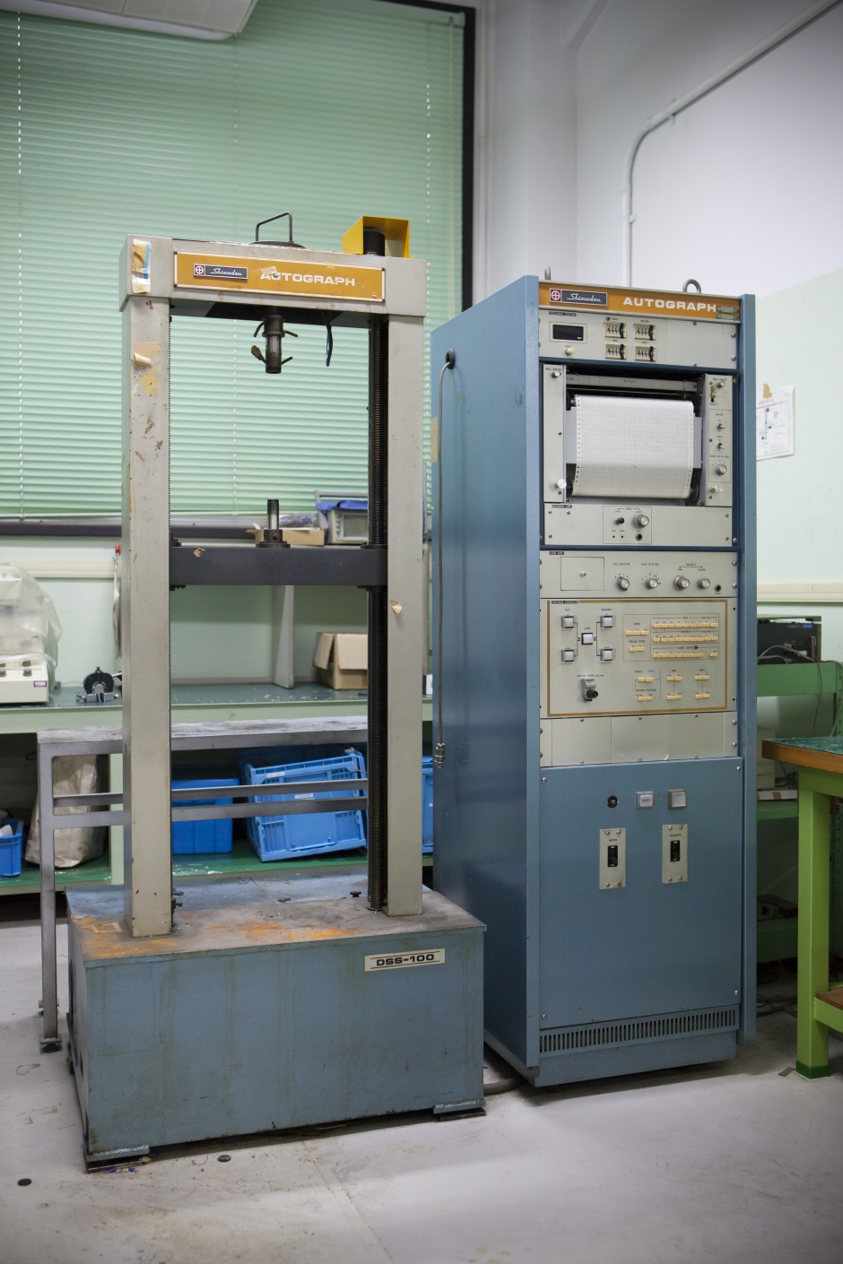 デジタル計測制御式万能試験機（オートグラフ）DSS-100：島津