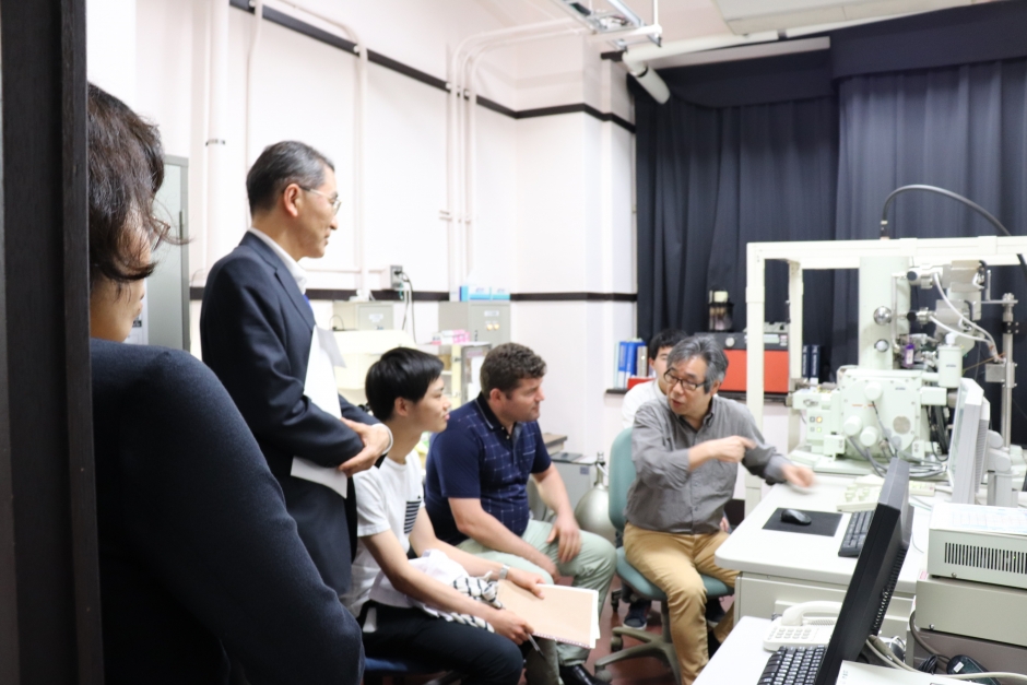 文部科学省研究振興局　磯谷 桂介局長が各務記念材料技術研究所（環境整合材料基盤技術共同研究拠点）に来訪されました。