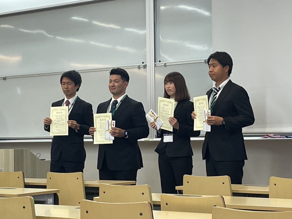 表彰された中村さん(左端)