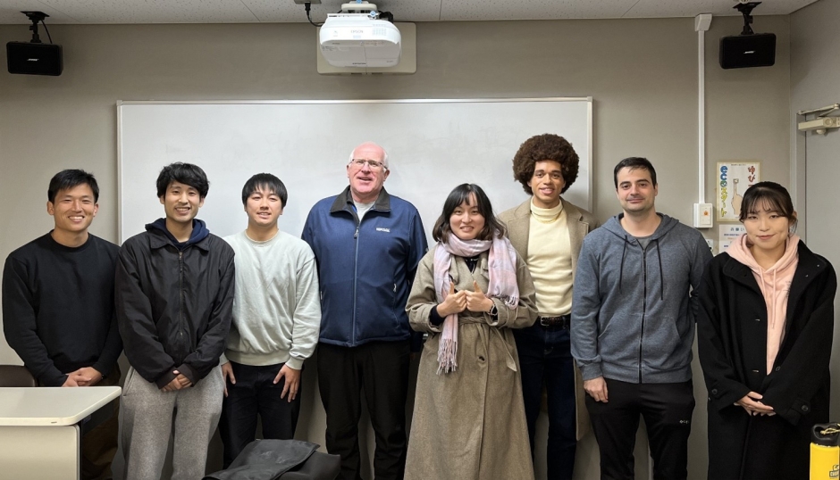 早稲田大学健康スポーツ科学拠点では、2024年11月1日から12月1日まで、バーミンガム大学クリストファー・リング教授（Professor Christopher Ring）を招聘し、対面での秋学期集中講義（14回）を実施しました。