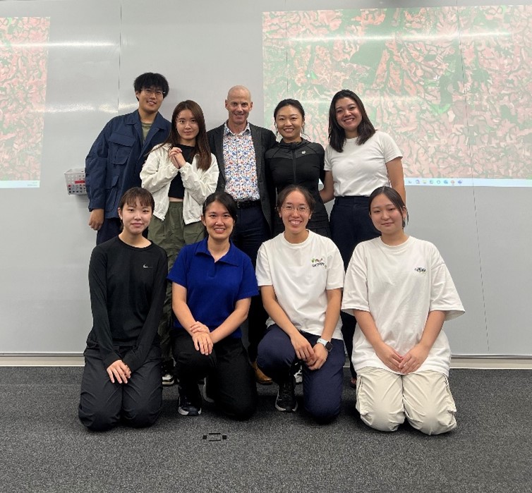 早稲田大学健康スポーツ科学拠点では、2025年9月14日から10月13日まで、英国・ラフバラ（Loughborough）大学のデイビット・ステンシル教授（Professor David Stensel教授）を招聘し、対面での秋学期授業（14回）を実施しました