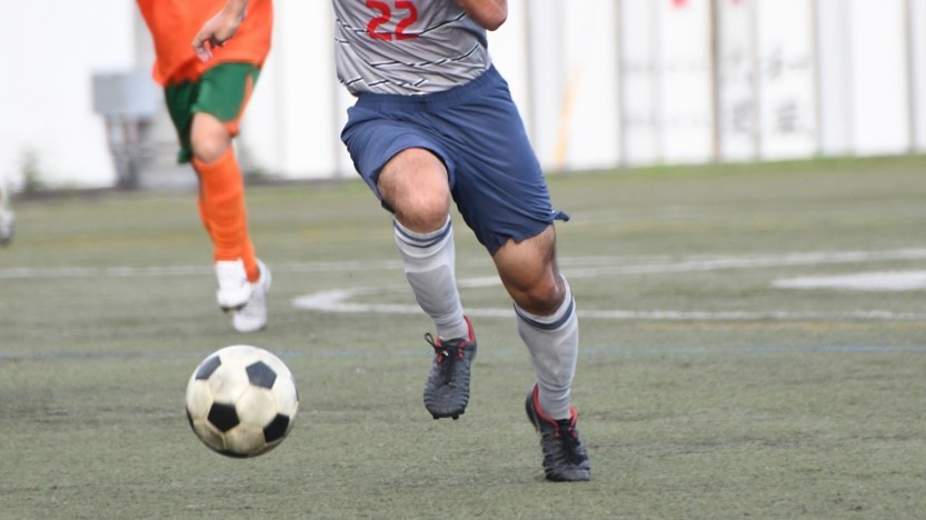 ハムストリングス肉離れをしたことのあるサッカー選手の筋活動の特徴について研究しました。