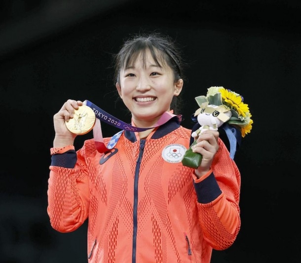 須崎優衣さん（スポーツ科学部4年）が紫綬褒章を受章