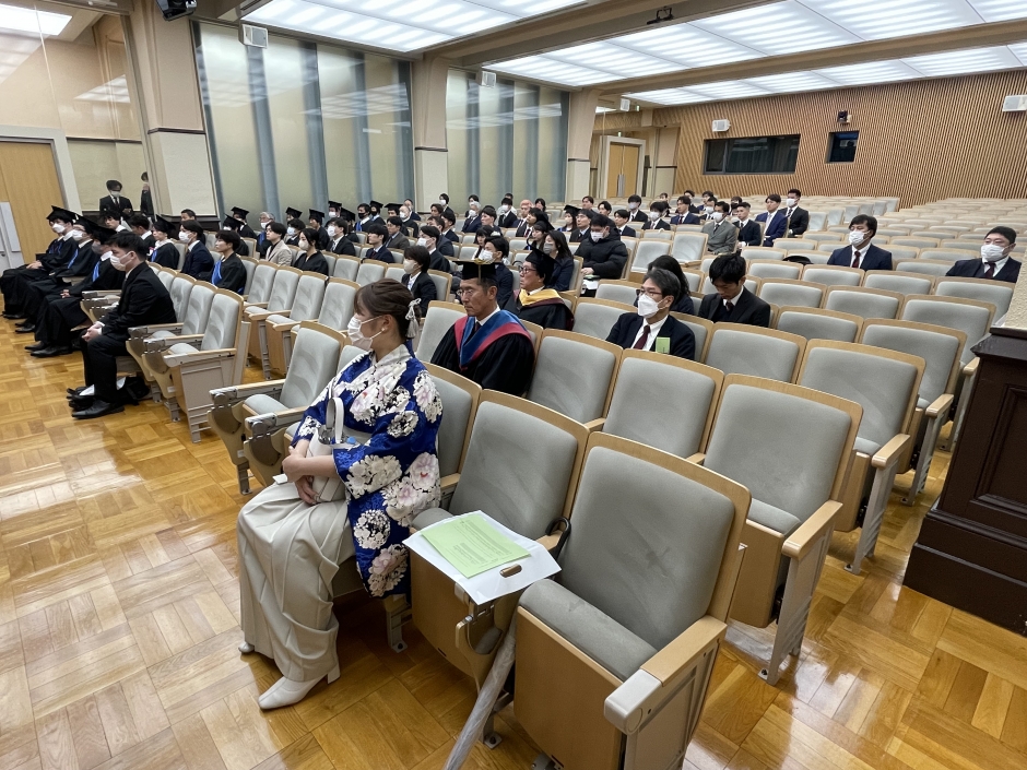 大隈記念講堂小講堂での大学院研究科学位授与式