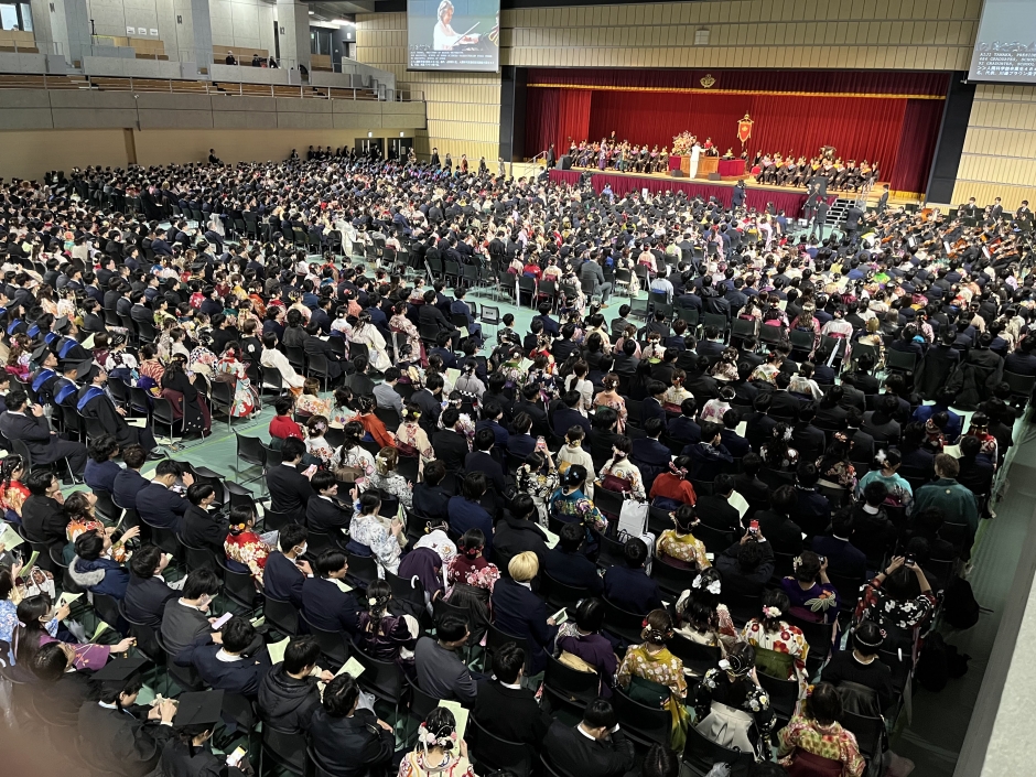 戸山キャンパス早稲田アリーナでの合同卒業式(教育・総合科学学術院、人間科学学術院、国際学術院と合同)