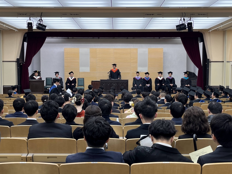 大隈記念講堂(小講堂)での大学院スポーツ科学研究科学位授与式