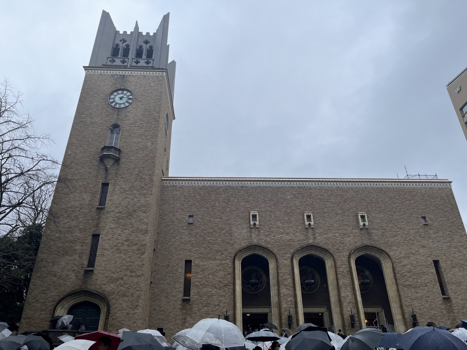 あいにくの雨模様となりましたが、大隈記念講堂には多くの卒業生が集まりました