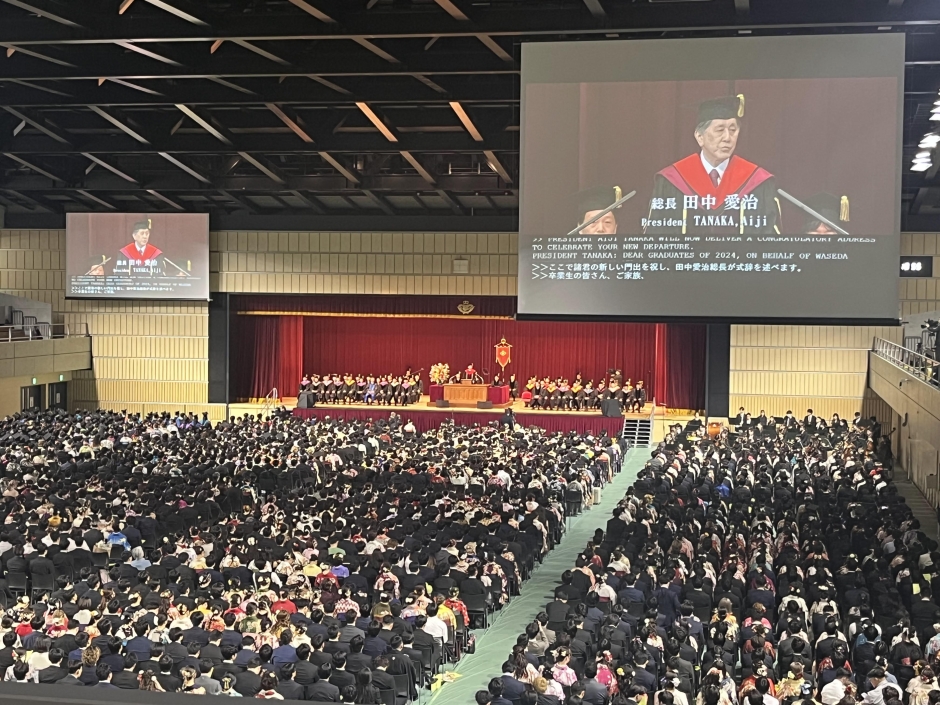 戸山キャンパス早稲田アリーナでの合同卒業式(教育・総合科学学術院、人間科学学術院、国際学術院と合同)