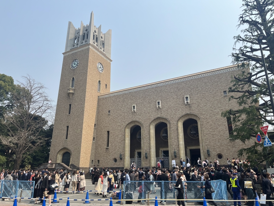 大隈記念講堂には多くの卒業生が集まりました。