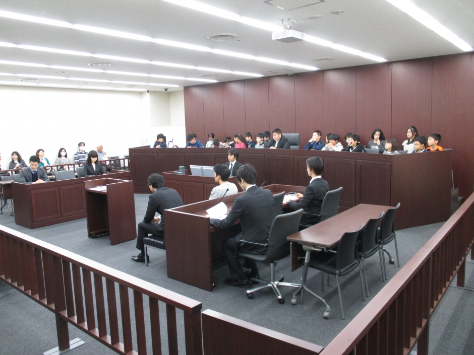 Activity Reports: 小学生が早稲田の法廷で模擬裁判 ～仲道ゼミ（刑法研究）