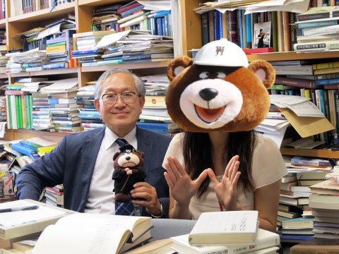 研究室を訪ねて 社会科学総合学術院 古賀勝次郎教授 知識の山に埋もれて