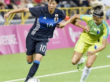 　サッカー女子決勝のブラジル戦前半、攻め込む中村（左）＝台北近郊（共同）