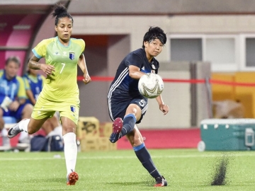 　サッカー女子決勝のブラジル戦後半、シュートを放つ松原（右）＝台北近郊（共同）