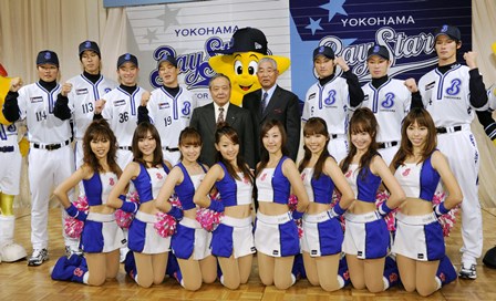横浜の新入団発表で記念写真に納まる(後列左から)王靖超内野手、陳〓(☆王ヘンに韋)投手、細山田武史捕手、藤江均投手、佐々木球団社長、大矢監督、松本啓二朗外野手、山崎憲晴内野手、小杉陽太投手=12日午後、横浜市内のホテル