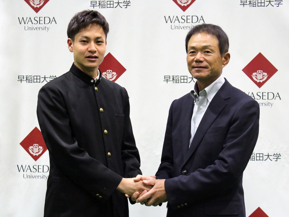 握手を交わす高橋監督と大竹選手