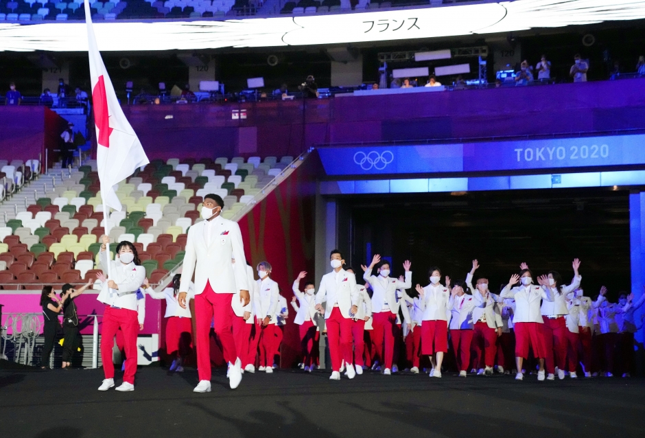 須崎は東京五輪の開会式で、バスケットボールの八村塁と共に日本選手団の旗手を務めた