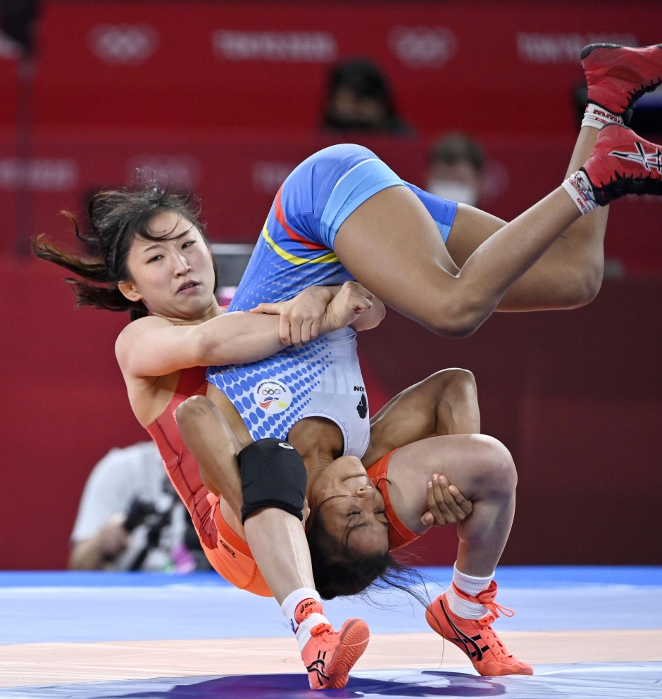 東京五輪レスリング女子50kg級2回戦でエクアドルの選手にテクニカルフォール勝ちを決めた須崎
