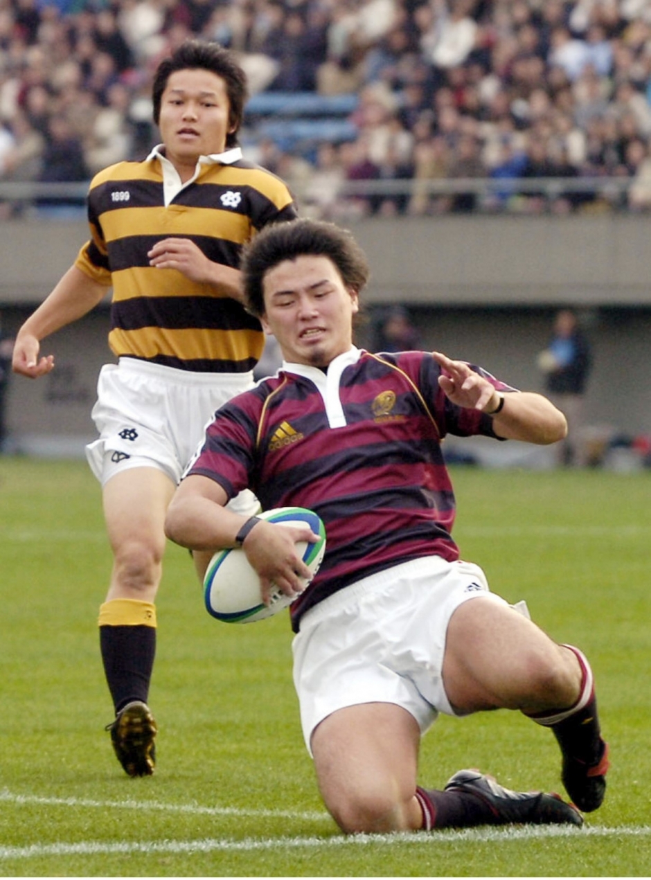 早明戦で激しいタックルをかわす五郎丸。両校の試合は大学ラグビーでも「特別な一戦」と五郎丸は言う