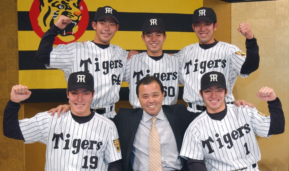 岡田が阪神タイガースの監督に就任するタイミングで鳥谷が入団（前列右）。入団会見では運命的な師弟関係に注目が集まった