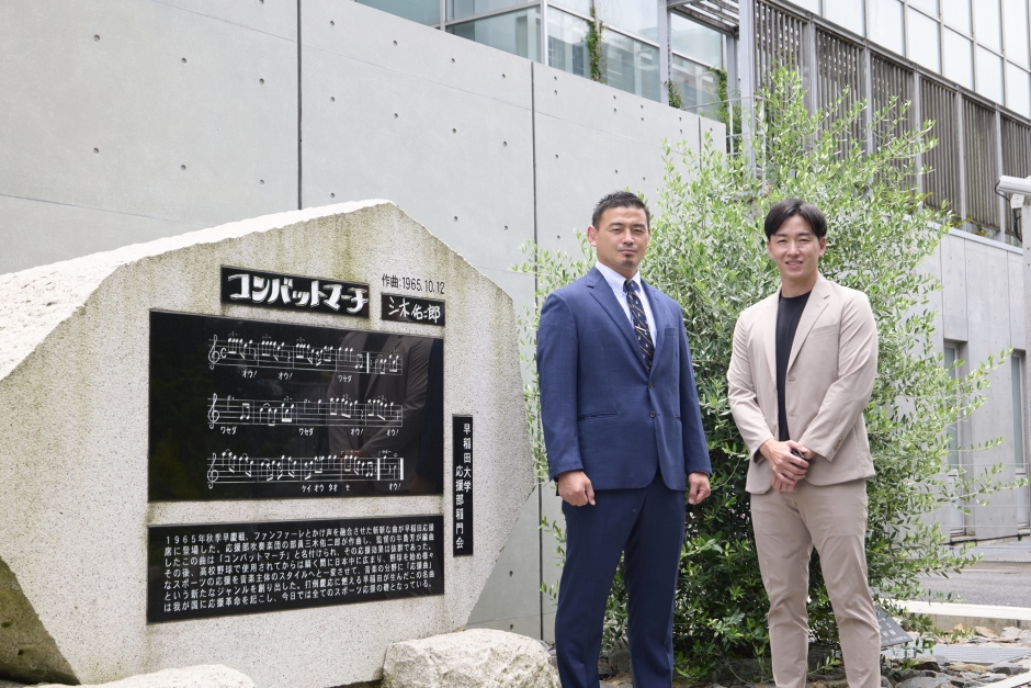 戸山キャンパスにあるコンバットバーチ記念碑の前で記念撮影する五郎丸と斎藤（撮影：石垣星児）