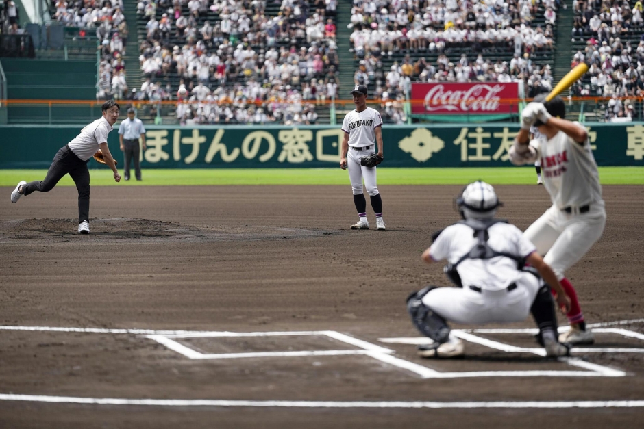 2022年の夏の甲子園で始球式を務める斎藤。高校野球ファンから大歓声を浴びてマウンドに立った
