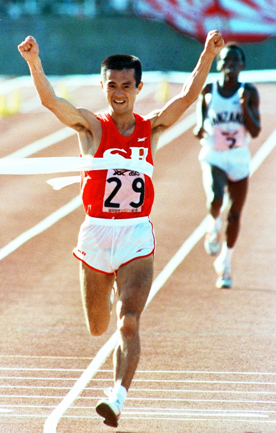 1983年の福岡国際マラソンで優勝のゴールテープを切る瀬古。当時世界歴代6位相当の記録を残した