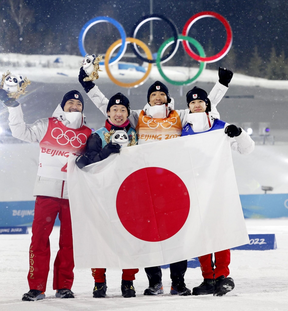 北京五輪で銅メダル獲得を喜ぶ団体メンバー。渡部（右から二人目）の右手に握られているのがビンドゥンドゥン