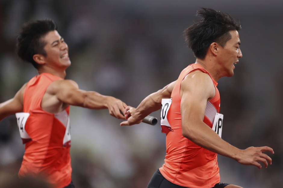 東京五輪の陸上男子4×100mリレー決勝でとらえた、日本のバトンミスの瞬間(写真:長田洋平/アフロスポーツ)